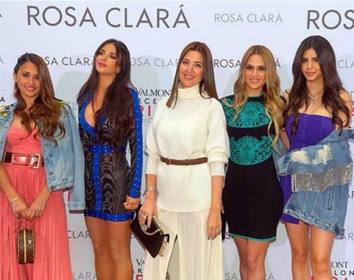 Antonella Roccuzzo y Daniella Semaan, las mujeres de los futbolistas Messi y Cesc Fàbregas, fueron acompañadas de Núria Cunillera, casada con Xavi Hernàndez, Elena Galera, pareja de Sergio Busquets, y María Taktouk, hija de Semaan.