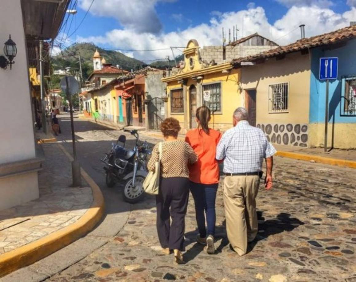 Maity Interiano caminando por las calles de Copán Ruinas.
