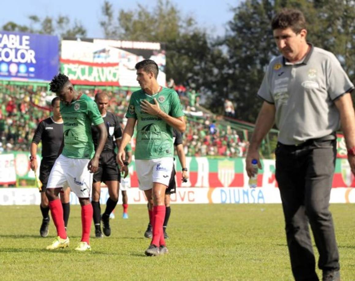 Jugadores y Héctor Vargas se marcharon del campo con rostros desencajados por la derrota.