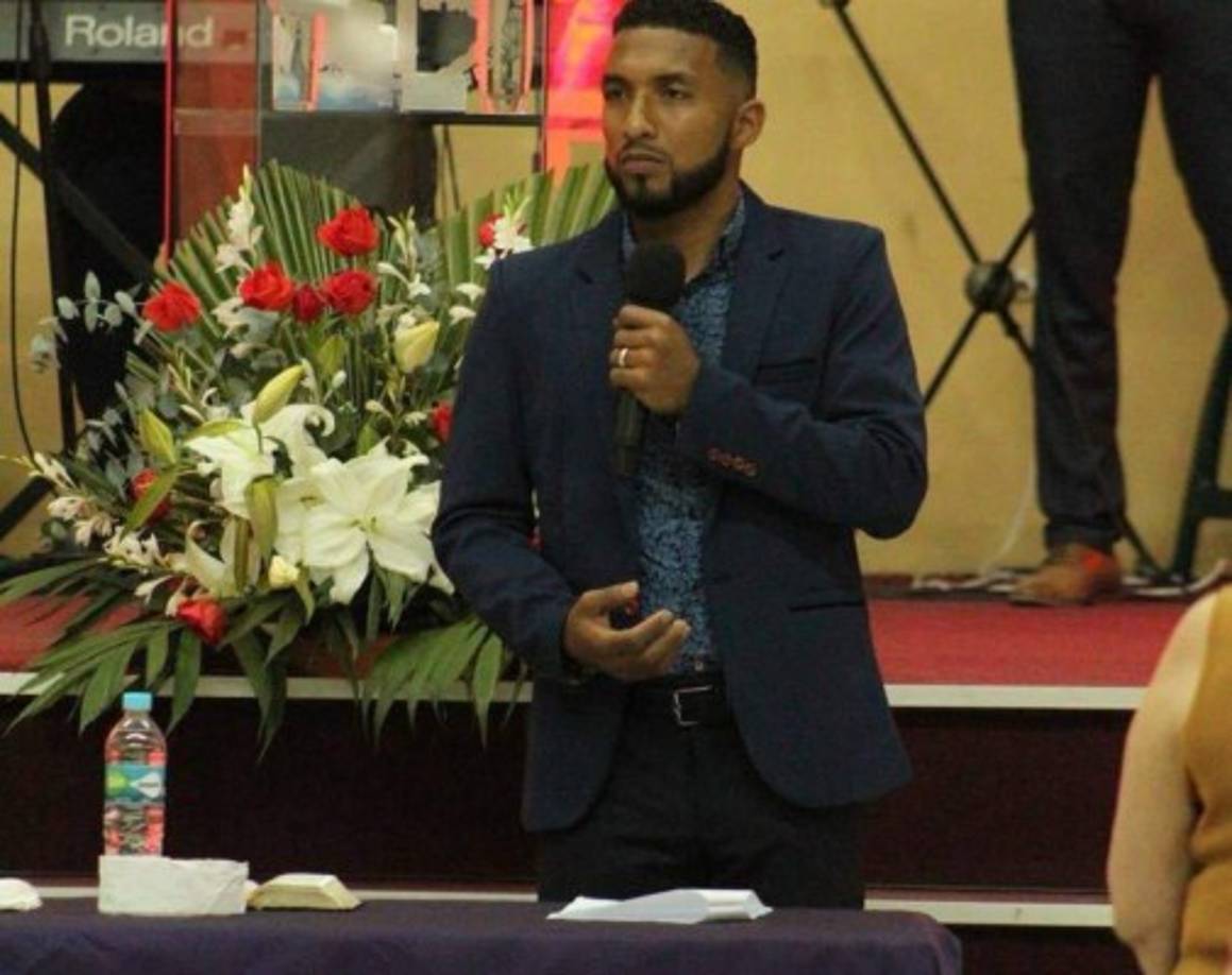 Mayorquín predica la palabra de Dios en las calles, realiza actividades para ayudar a niños y jovénes.