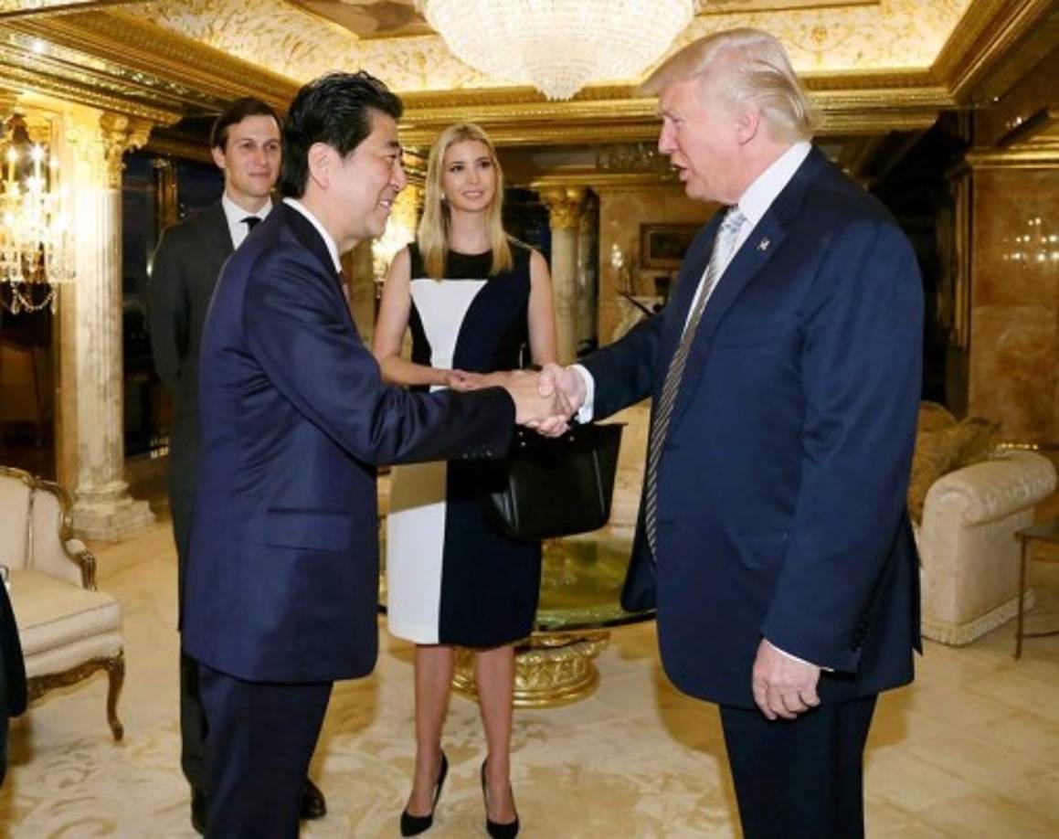 Tanto Ivanka como su esposo, Jared, fueron influyentes consejeros del magnate durante la campaña y se prevé que continuarán con su rol en la Casa Blanca. Ambos fueron muy criticados por presenciar el encuentro entre el magnate y el primer ministro japonés, Shinzo Abe.