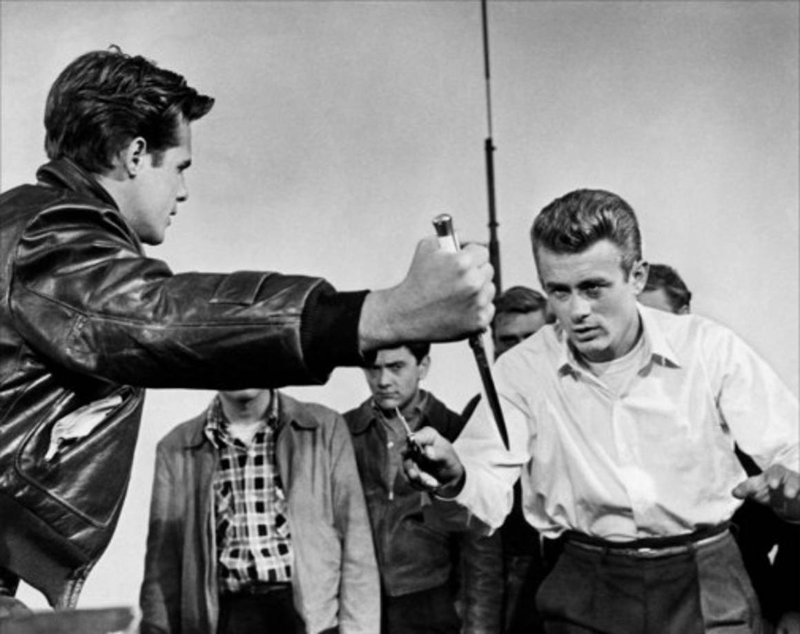 REBELDE SIN CAUSA<br/>Ninguno de sus protagonistas pasó de los 45 años, comenzando con el principal, James Dean, que murió en un accidente automovilistico algunos meses después del estreno.<br/>A este le siguió Nick Adams, en 1966, debido a una sobredosis de droga. <br/>Sal Mineo murió apuñalado durante un asalto, mientras que Natalie Wood murió en 1981, en extrañas circunstancias, al caer al agua desde un yate en el que se encontraba con su esposo, Robert Wagner.