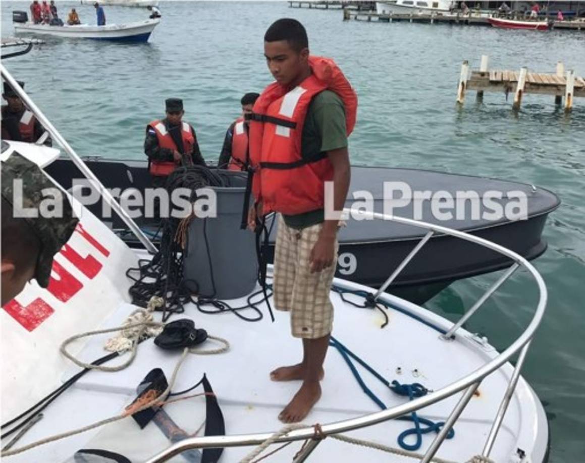 Uno de los tripulantes hondureños al momento de su rescate.