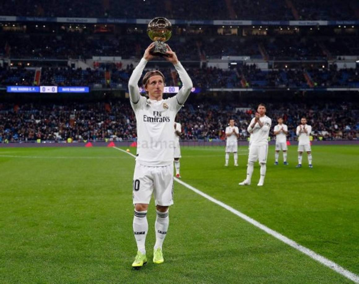 Luka Modric ofreció el Balón de Oro al público del Santiago Bernabéu antes del encuentro contra el Rayo Vallecano y compartió el galardón con la afición.