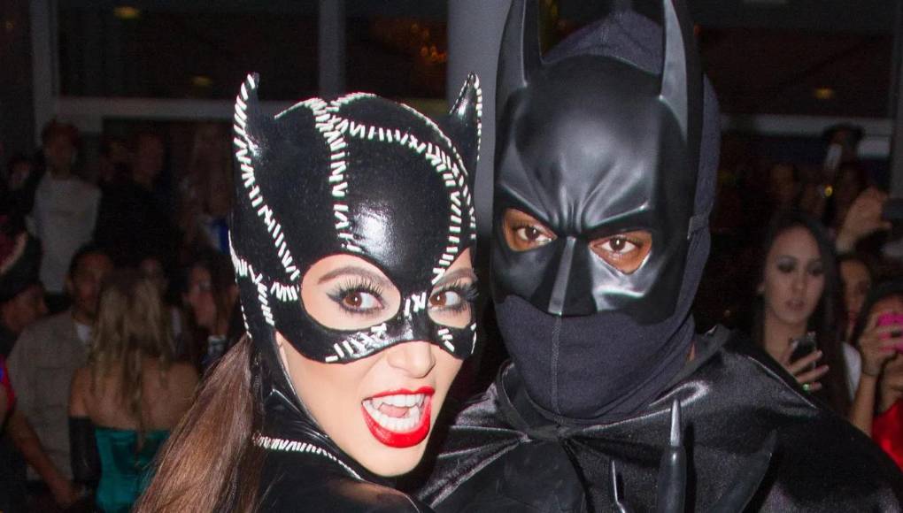 El documento también narra una serie de excentricidades del artista, como que obligaba a sus trabajadores a ver sin volumen la película de ‘Batman’ mientras él fingía que se masturbaba, o que les hablaba de hacer orgías.