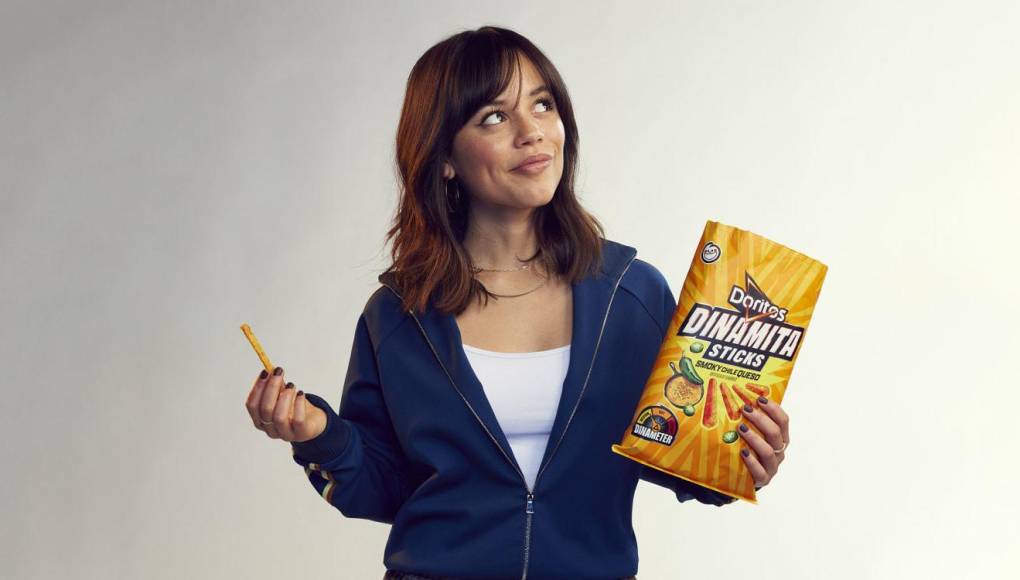 Jenna Ortega, actriz con raíces mexicanas y puertorriqueñas, protagonista de la película Wednesday (Merlina), aparecerá dentro de una tienda de conveniencia a la caza de frituras de la marca Doritos Dynamita.