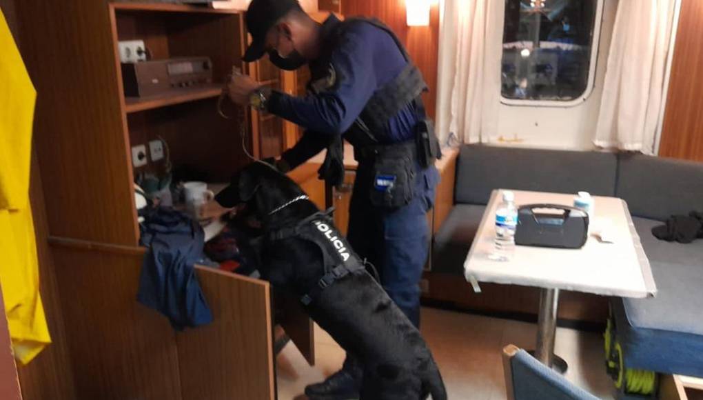 Decomisan seis paquetes de supuesta cocaína en un barco en Roatán
