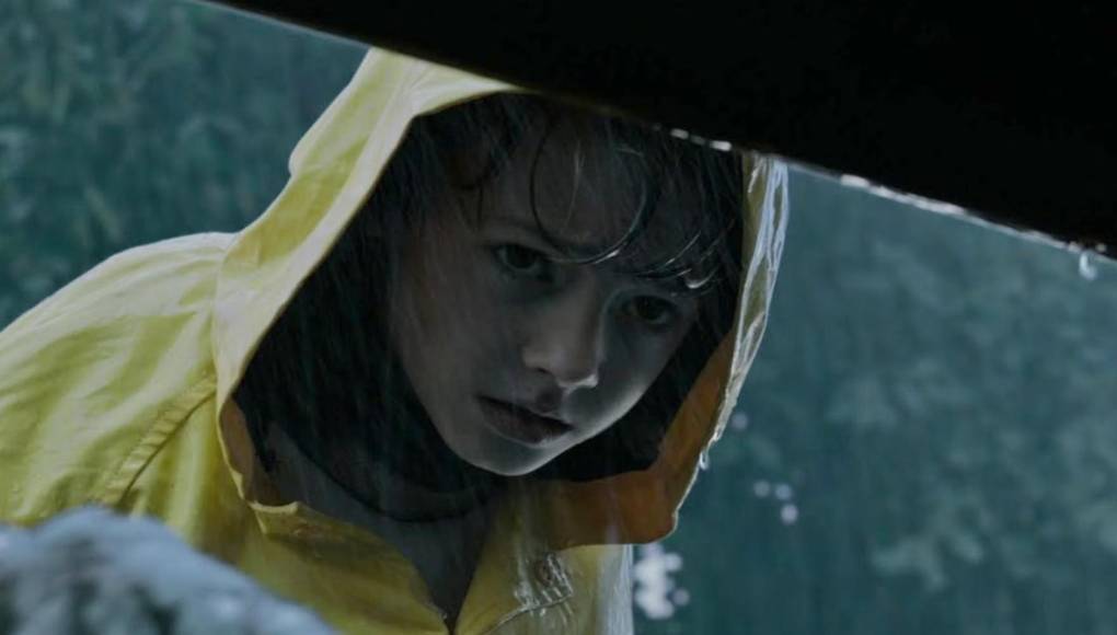 <b>“IT”</b>Prenda: Un impermeable amarillo que porta Georgie Denbrough (Jackson Robert Scott). El pequeño muere en una de las primeras escenas de la película.Sinopsis: Siete niños del estado de Maine, conocidos como El Club de los Perdedores, se enfrentan a un ente maligno en forma de payaso; su nombre Pennywise. Para vencerlo sólo tendrán que vencer sus miedos.Curiosidad: Pennywise solo tiene cuatro minutos de diálogo en todo el filme.