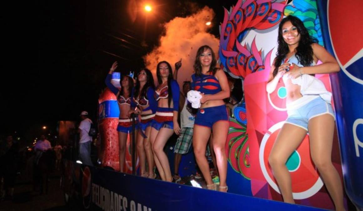 Bellas mujeres con vestimenta de carnaval en el desfile de carrozas en San Pedro Sula.