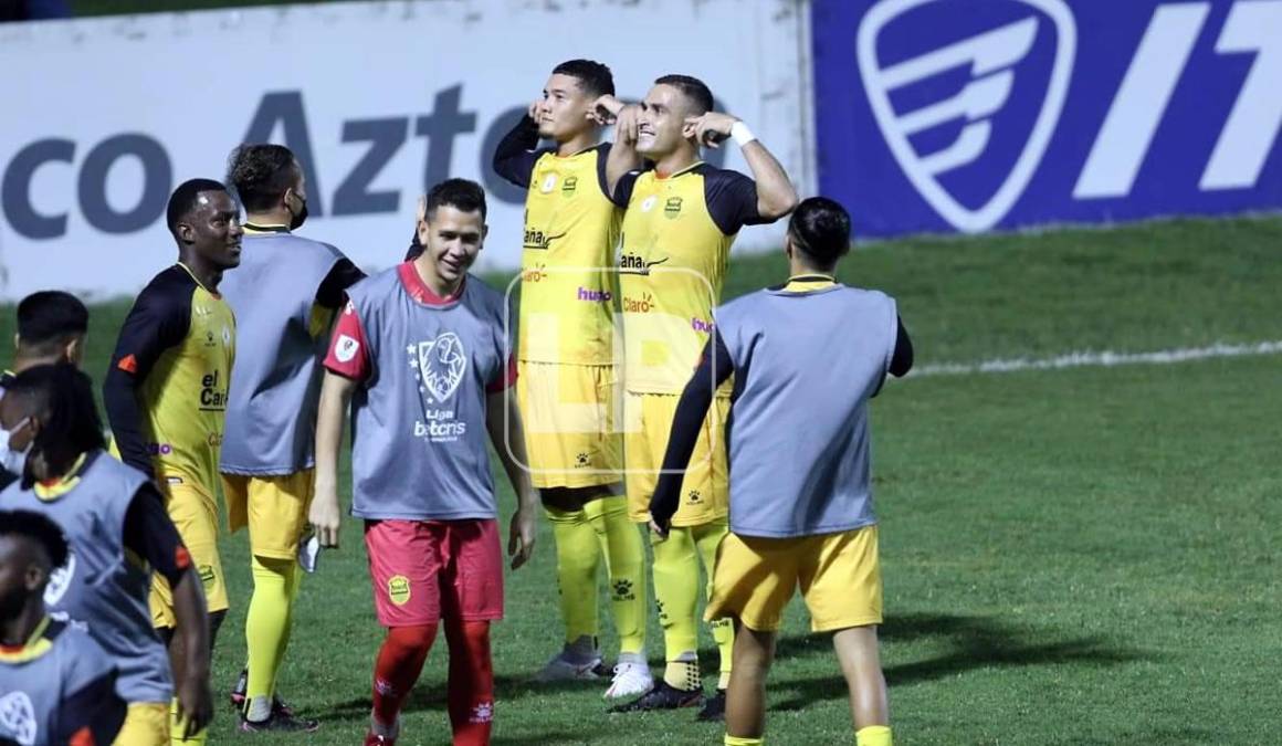 Júnior García y Omar Rosas festejando el gol.