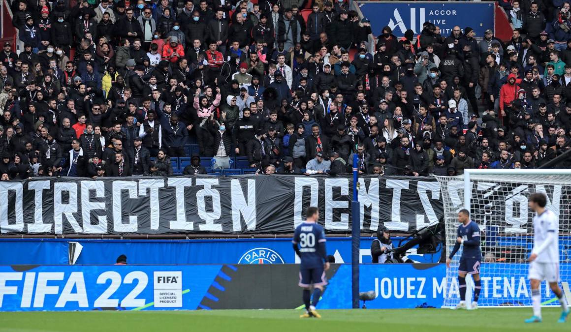 Los ultras del PSG llevaron pancartas en la que exigieron la dimisión del presidente y director deportivo del club parisino.