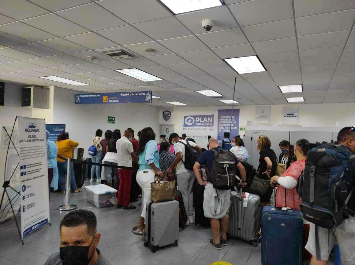 Viajeros viven un calvario en el Golosón por escáner dañado