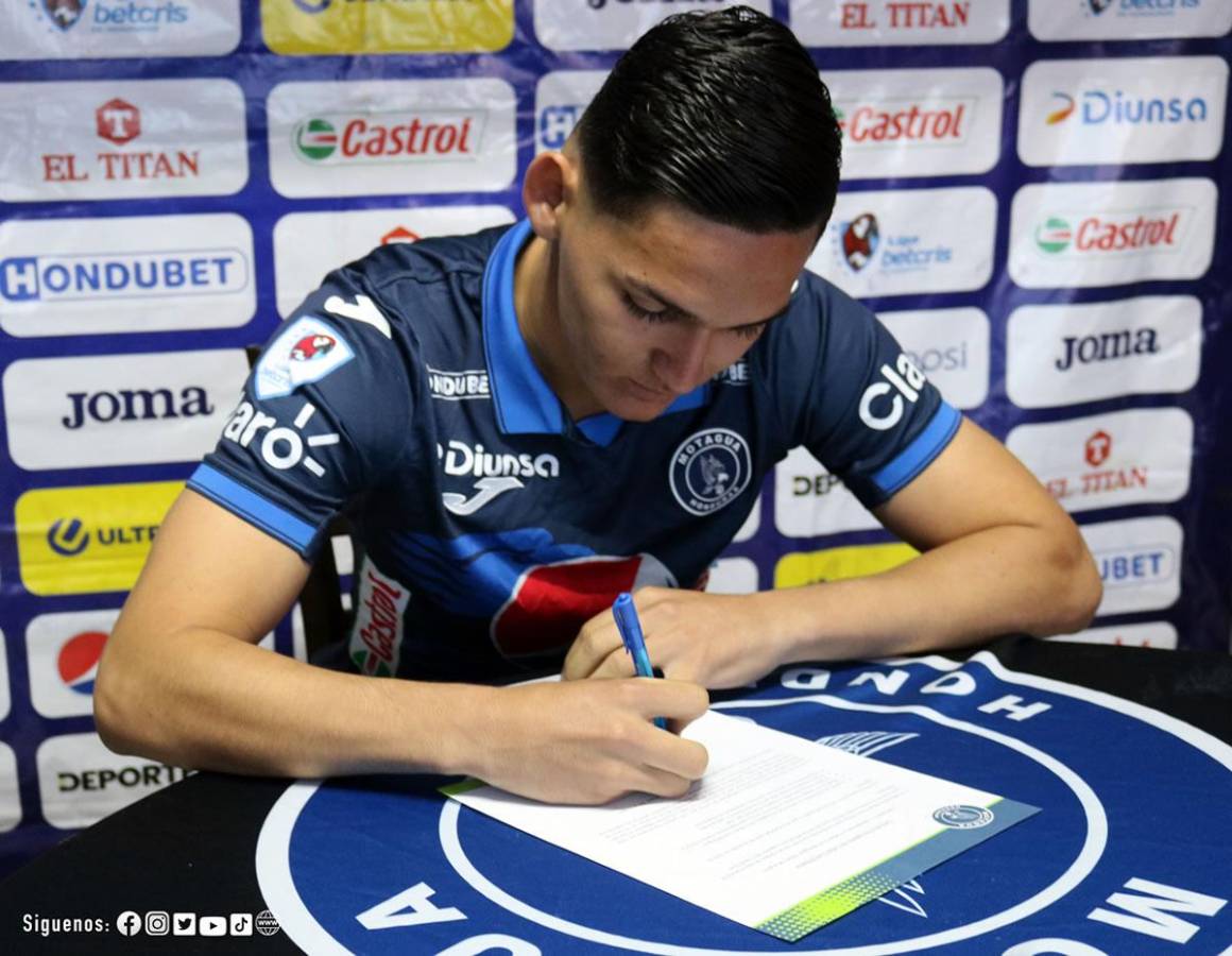 Edwin Munguía firmando su contrato que lo vincula al Motagua.