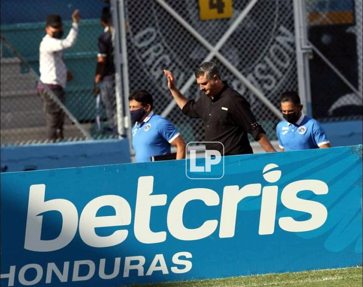 ‘La Barbie‘ Vázquez salió del túnel de vestuarios y empezó a saludar a los aficionados.