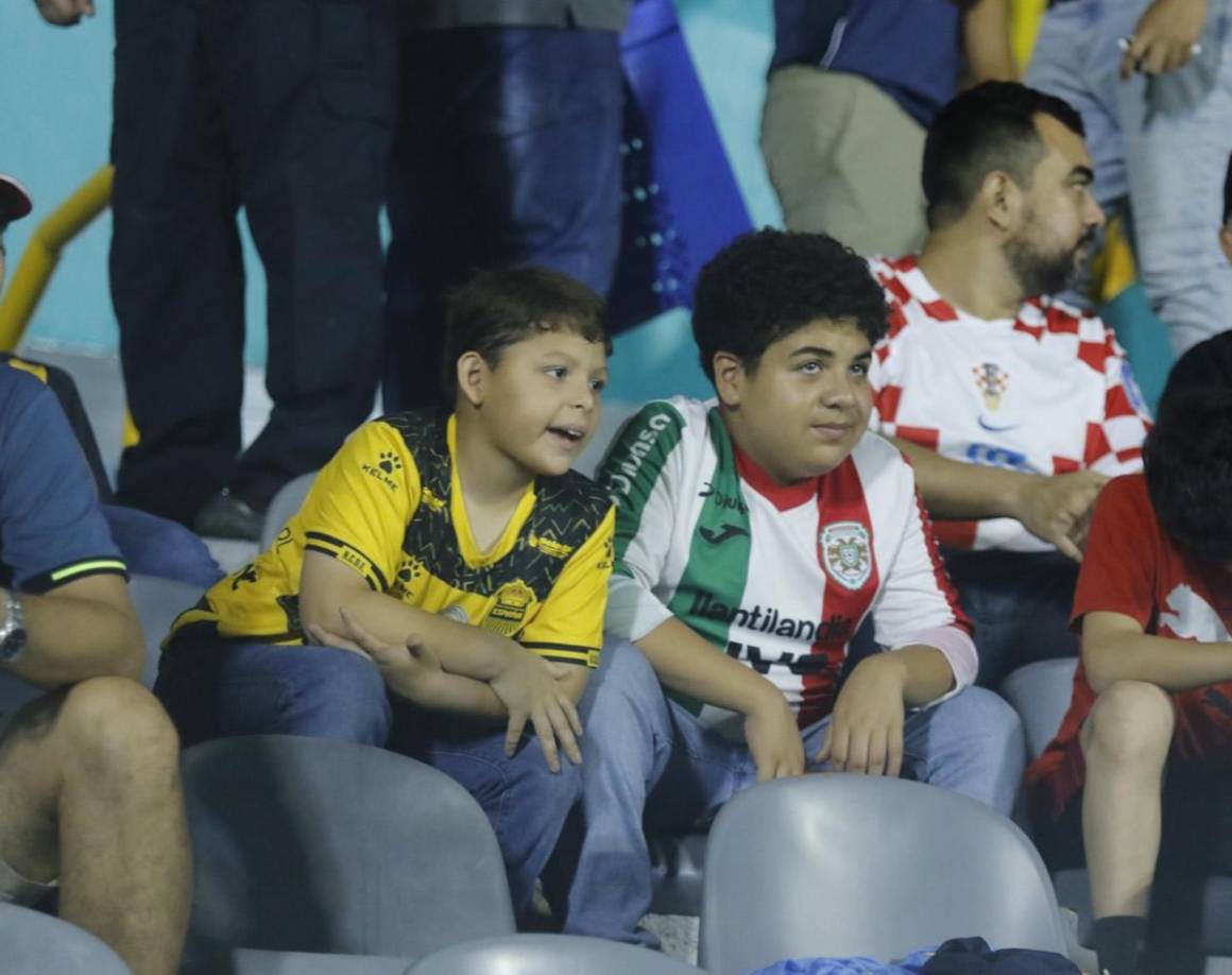 Amigos y rivales. De esto se trata el fútbol, dos niños aficionados de Real España y Marathón disfrutando en el Morazán.