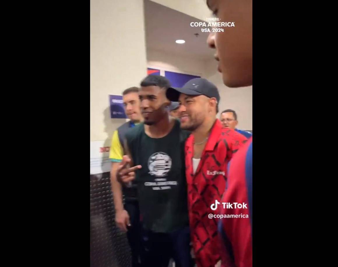 Gerald Taylor también junto a Neymar al final del partido.