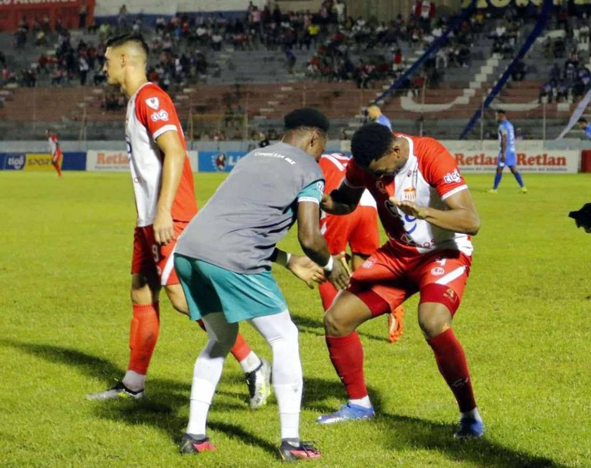 Así festejó Hilder Colón su gol que abrió el marcador para el Vida en el Clásico ante el Victoria.