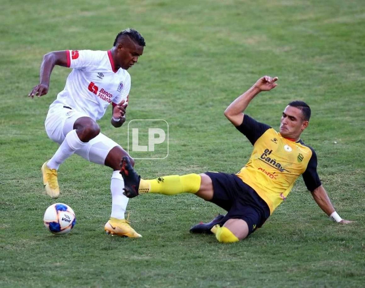 Brayan Beckeles dejó acostado al mexicano Omar Rosas con esta acción.