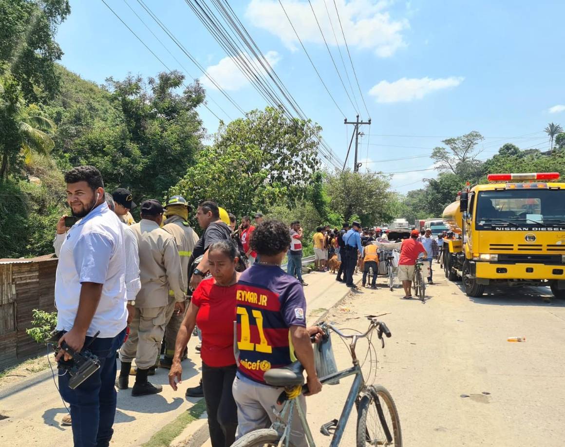 Miembros del Cuerpo de Bomberos llegaron a la escena del accidente para rescatar a algunas de las personas lesionadas. 
