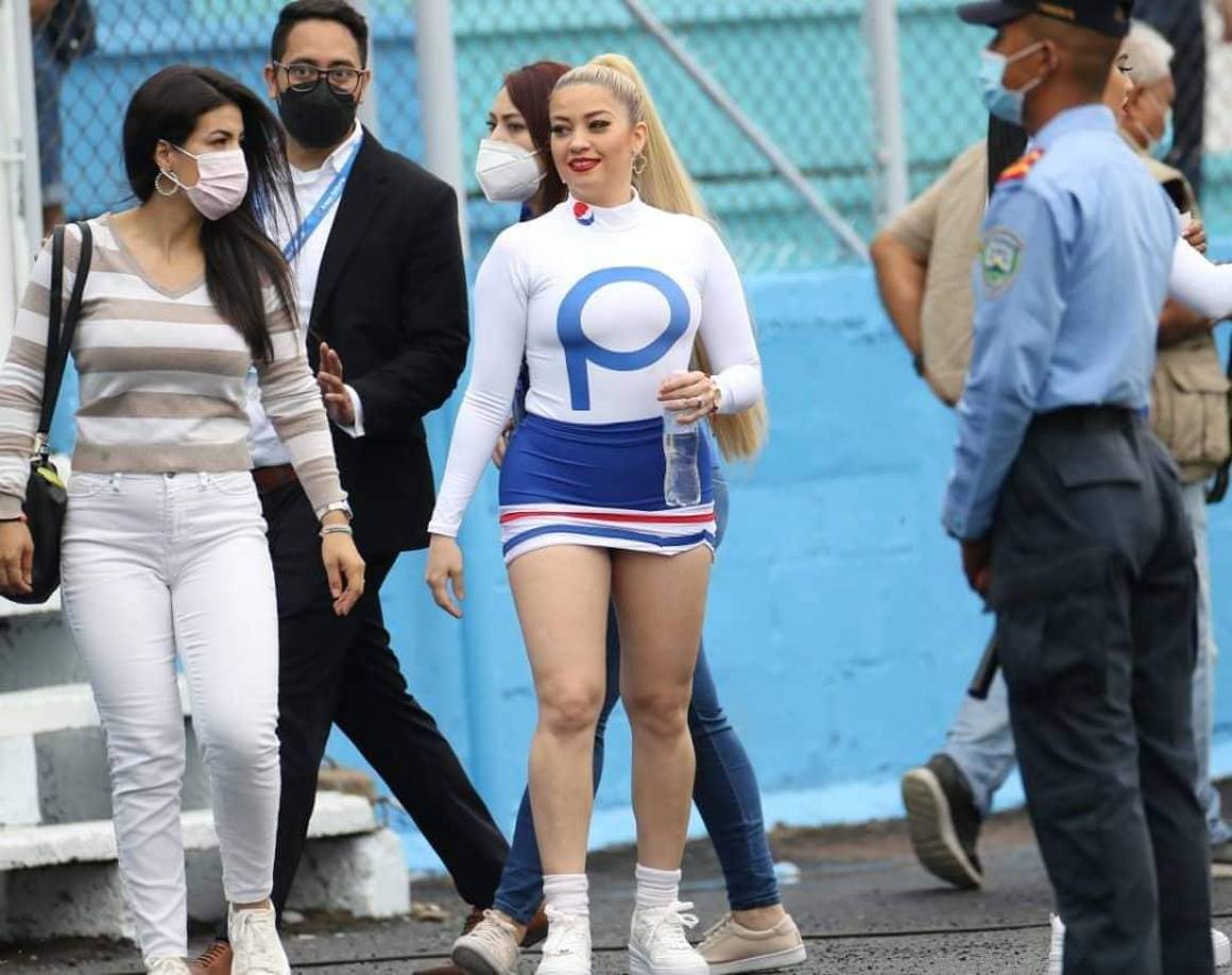 ¡Muñeca! Una edecán que cautivó en la final de ida del fútbol hondureño.