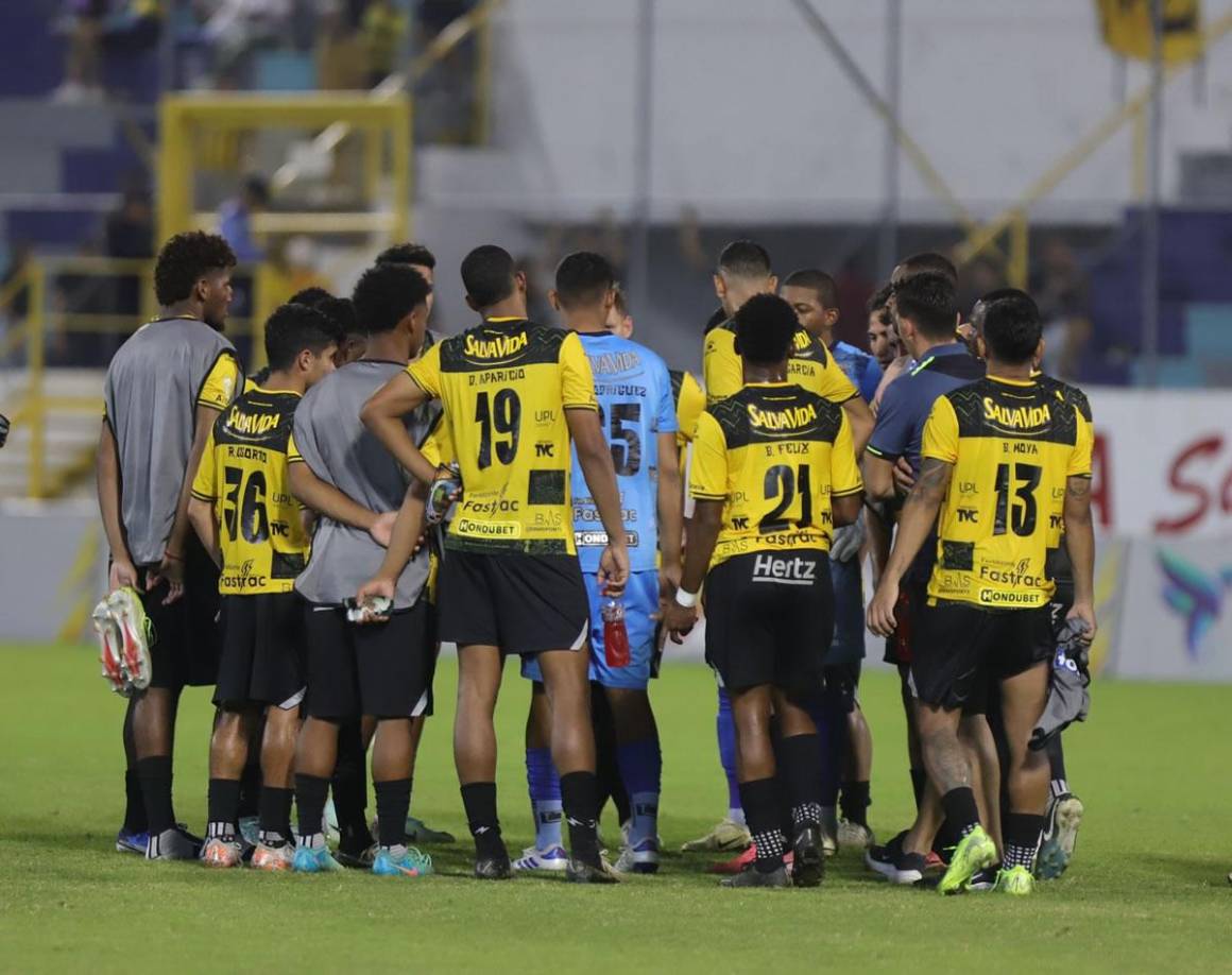 Al final del partido, los jugadores del Real España decidieron tener una charla privada entre ellos tras sumar la tercera derrota consecutiva.