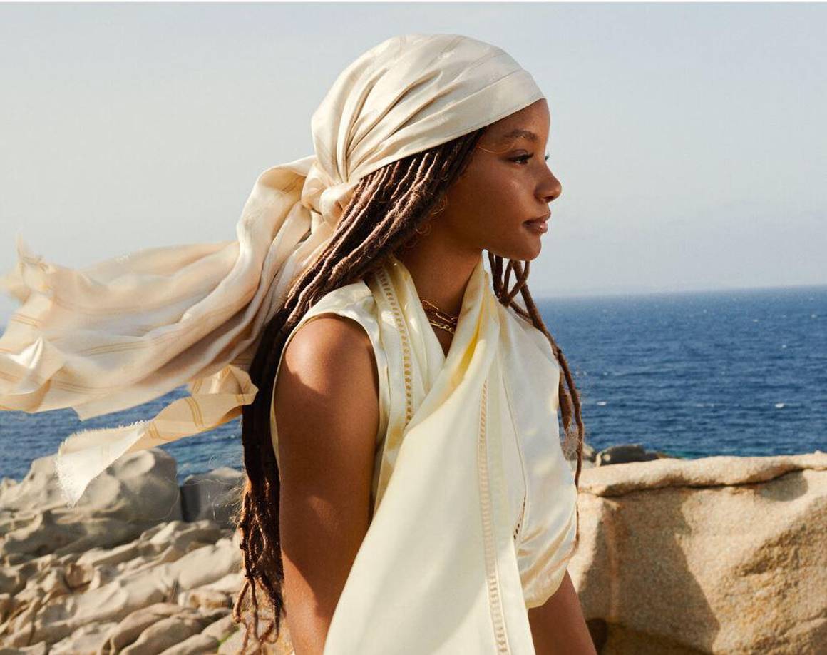 Además de Halle Bailey interpretando a Ariel, también forman parte del reparto Javier Bardem, Melissa McCarthy y Jonah Hauer-King.