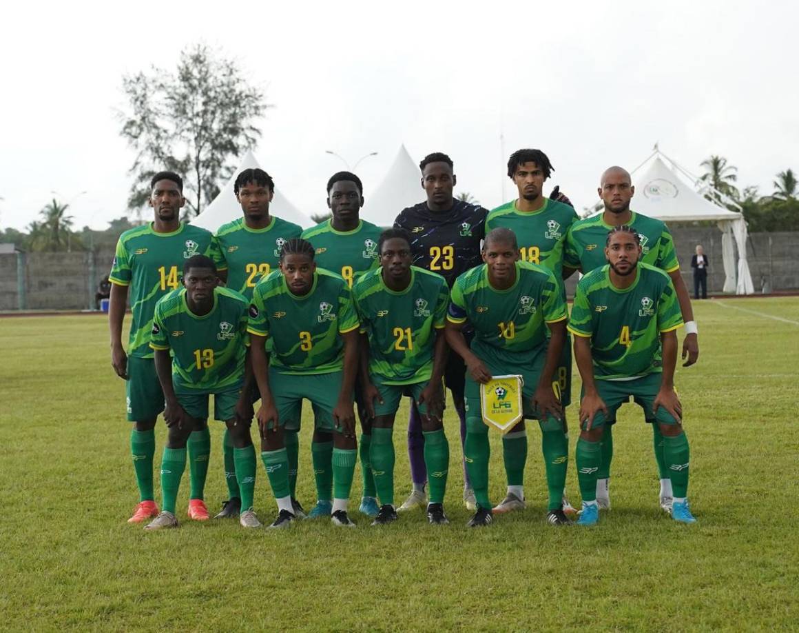 Los 11 jugadores de Guayana Francesa posando previo al partido contra Honduras.