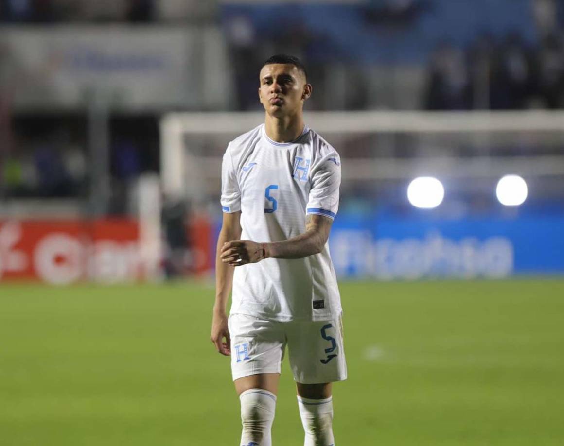 Kervin Arriaga, con el rostro serio abandonando la cancha del estadio Nacional Chelato Uclés.