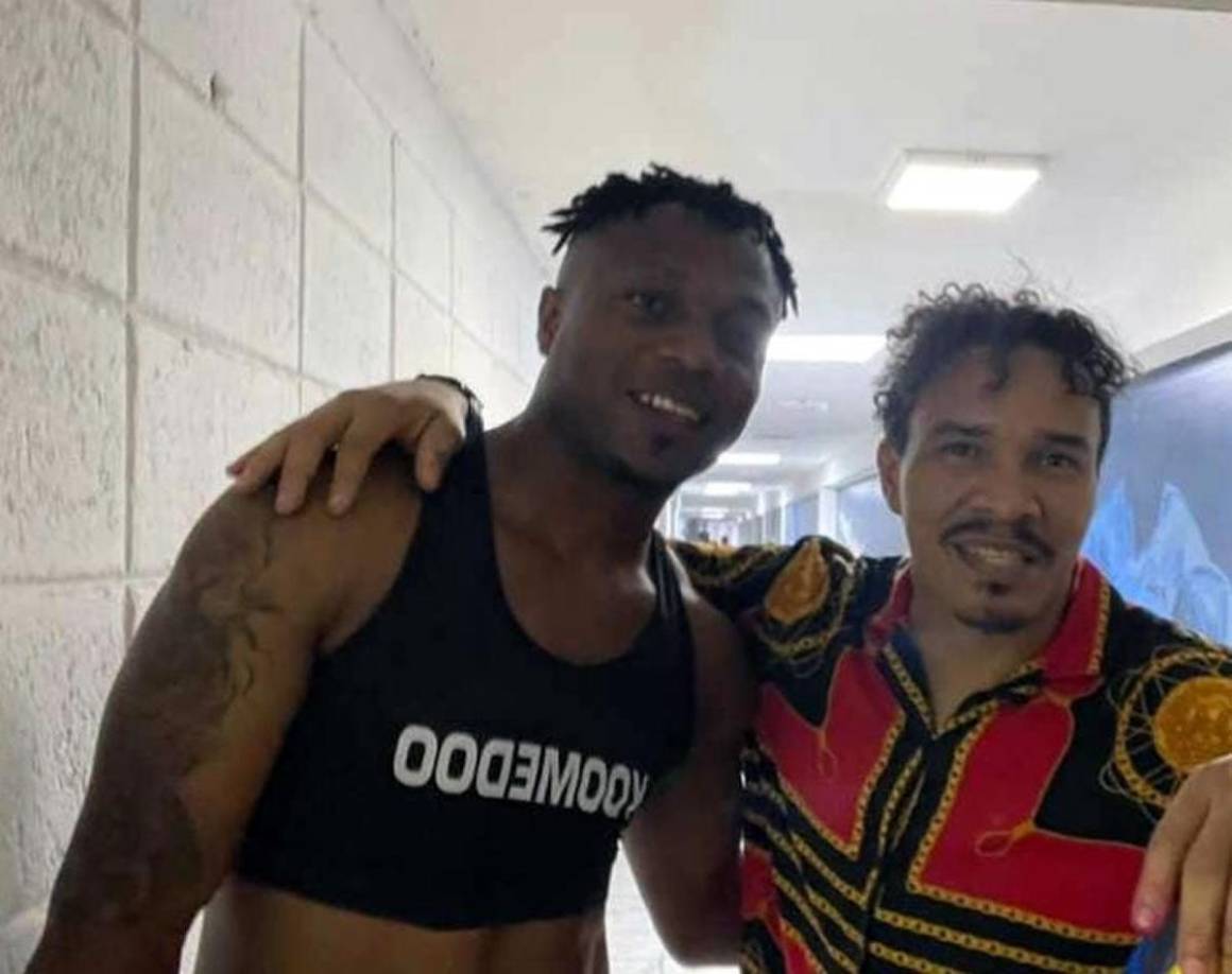 El futbolista hondureño Julio César ‘Rambo’ de León llegó al estadio Olímpico y dio ánimos a los jugadores del Motagua tras la derrota. Se fotografió con Keviin Álvarez.