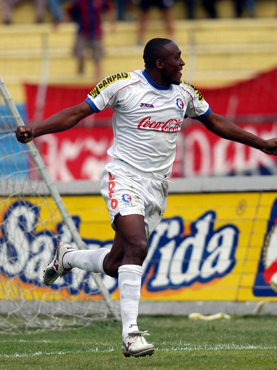 Milton Palacios celebrando un gol con el Olimpia.