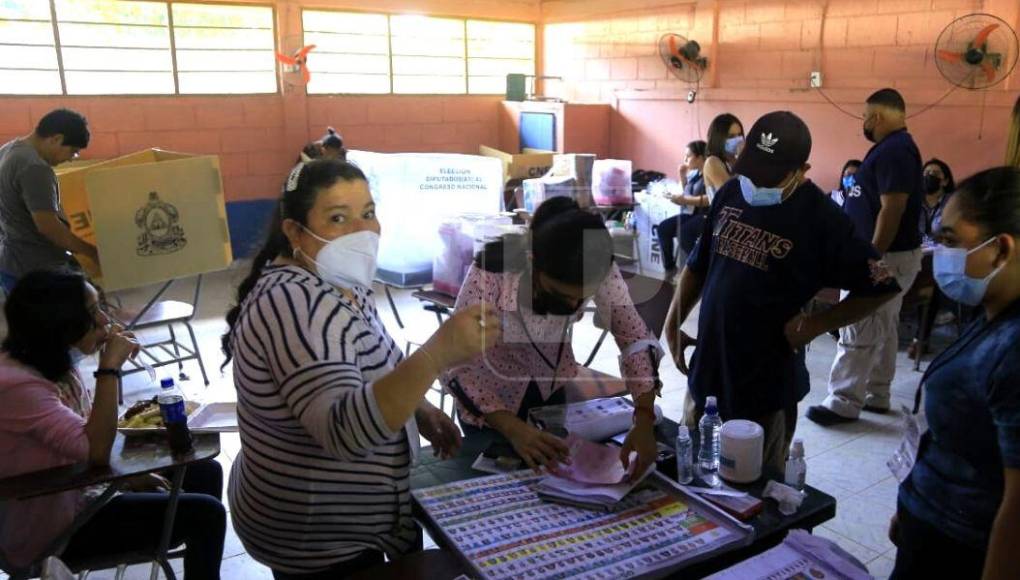 Cierran centros de votación en Honduras