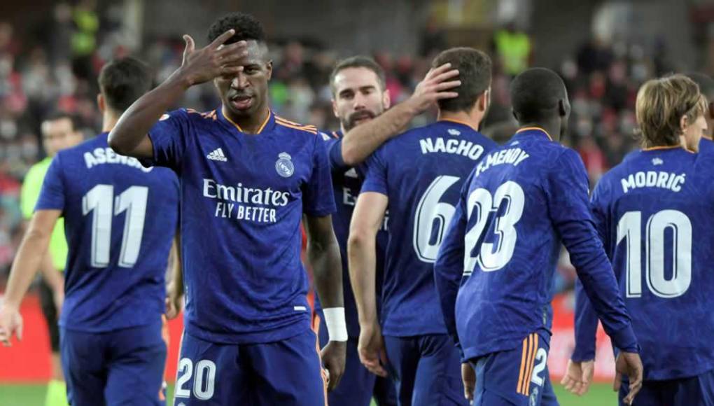 Un Real Madrid letal golea al Granada para subirse al primer lugar de la Liga Española