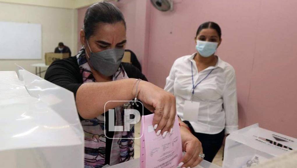 Rosa Elena de Lobo votó en Tegucigalpa sin ’Pepe’ a su lado