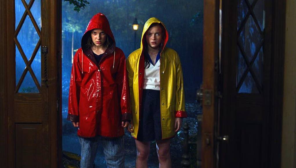 <b>“Stranger Things”</b>Prendas: Desde gorras, playeras y donas para el cabello son algunas de las prendas que utilizan los protagonistas de color amarillo a lo largo de la serie.Sinopsis: Luego de la desaparición de Will (Noah Schnapp) en Hawkins, Indiana, un grupo de niños decide buscarlo, junto con las autoridades locales. Durante el proceso de investigación, los habitantes se enfrentarán a situaciones tenebrosas creadas por entes interdimensionales malignos.Curiosidad: Finn Wolfhard (Mike) hizo un video para audicionar en el cast, sin embargo lo grabó desde su cama. Finn no desistió de competir por el papel a pesar de estar enfermo y sin poder levantarse y fue así como se ganó uno de los personajes principales.