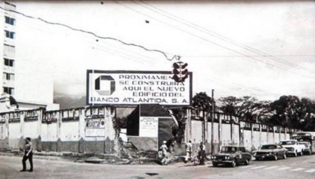 Así fue el anuncio colocado previo a la construcción. Nótese que ya existía el Hotel Sula, otra edificación referente del centro de la ciudad.