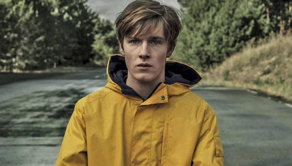 <b>“Dark”</b>Prenda: Una peculiar chamarra amarilla que porta Jonas Kahnwald (Louis Hofmann) y Martha Nielsen (Lisa Vicari) sale en varias ocasiones.Sinopsis: La serie sigue la desaparición de un niño que expone los secretos y conexiones ocultas entre cuatro familias, mientras desentrañan una conspiración de viaje en el tiempo.Curiosidad: De acuerdo con Rotten Tomatoes, las tres temporadas de la serie obtuvieron buenas críticas. La primera obtuvo 89% de los críticos y del 90% de audiencia. La segunda del 100% críticos y 97% de audiencia. Mientras que la última del 95 y 97%, en cada rubro.