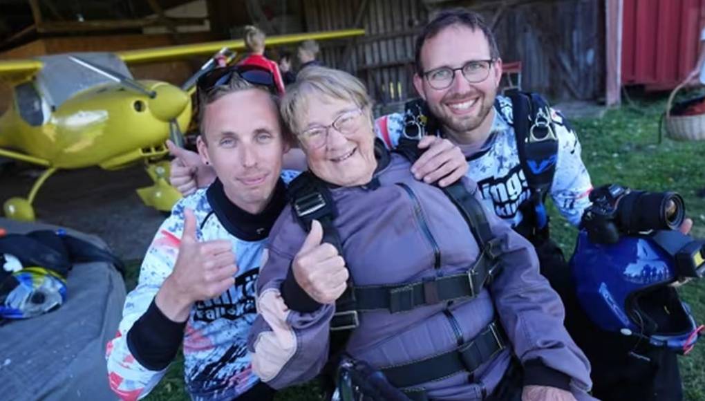 Una mujer de 103 años bate récord de la persona más anciana que salta en paracaídas