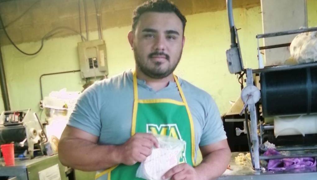 Joven hondureño emprende con microempresa de tortillas