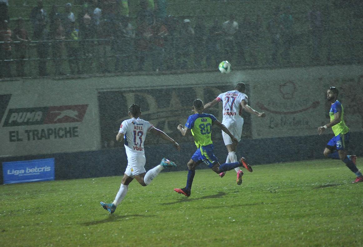 Momento del cabezazo de Jerry Bengtson que se marchó al fondo de las redes.