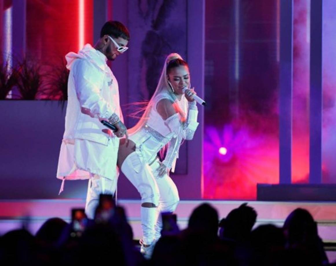 Además de ser una de sus primeras presentaciones musicales en una ceremonia de premiación, Anuel y Karol G celebraron el premio Billboard al artista nuevo del año para Anuel.
