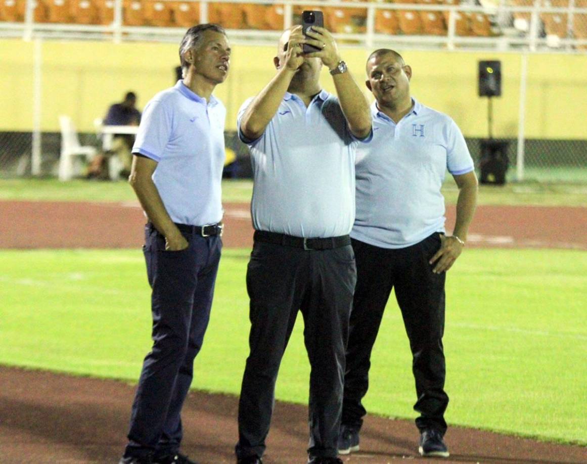 Miembros de la Federación de Fútbol de Honduras tomando fotografías en el estadio Olímpico Félix Sánchez de Santo Domingo.