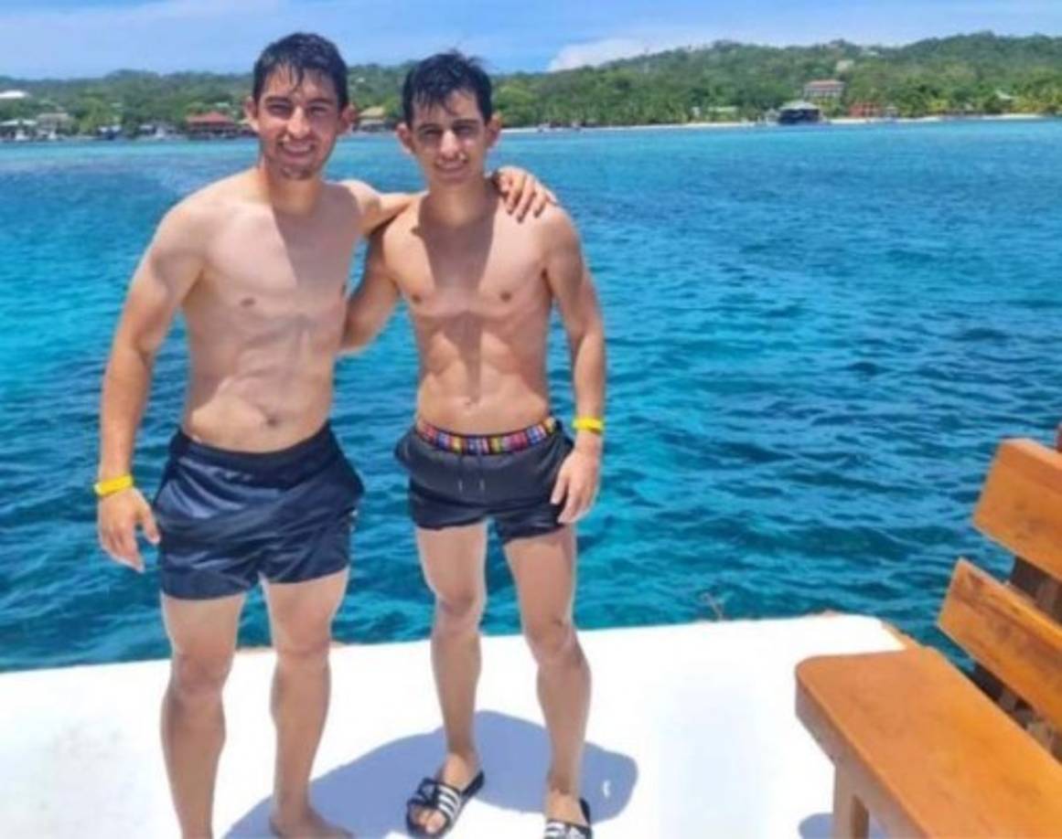 Jonathan Rubio junto a su hermano Caleb en Roatán.