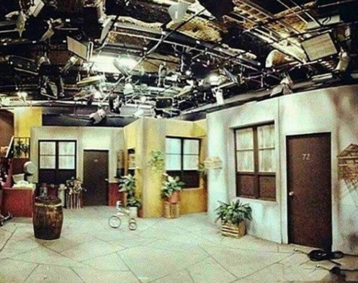 A pesar de que siempre creímos que era una vecindad de verdad, en realidad era un estudio de grabación. Muchas personas siempre creyeron que la vecindad en la que se desarrollaban todas las historias era en realidad una zona que existía como tal. Cuál sería su decepción cuando se encontraran con que en realidad todo era parte de un decorado encerrado dentro de una nave industrial.