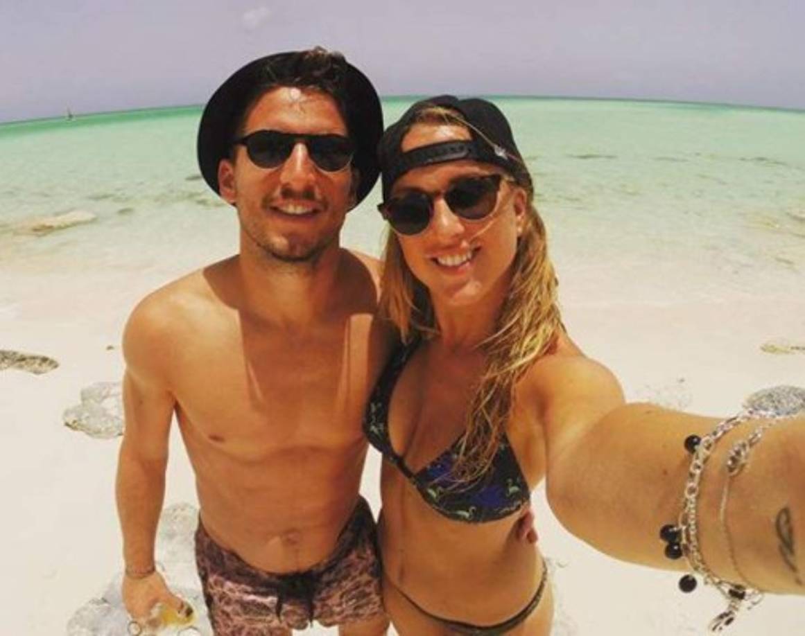 La joven belga aclaró que acababa de superar una crisis sentimental con el actual jugador del Nápoles, y se detuvo a desnudar algunos secretos de cama y de su vida privada.