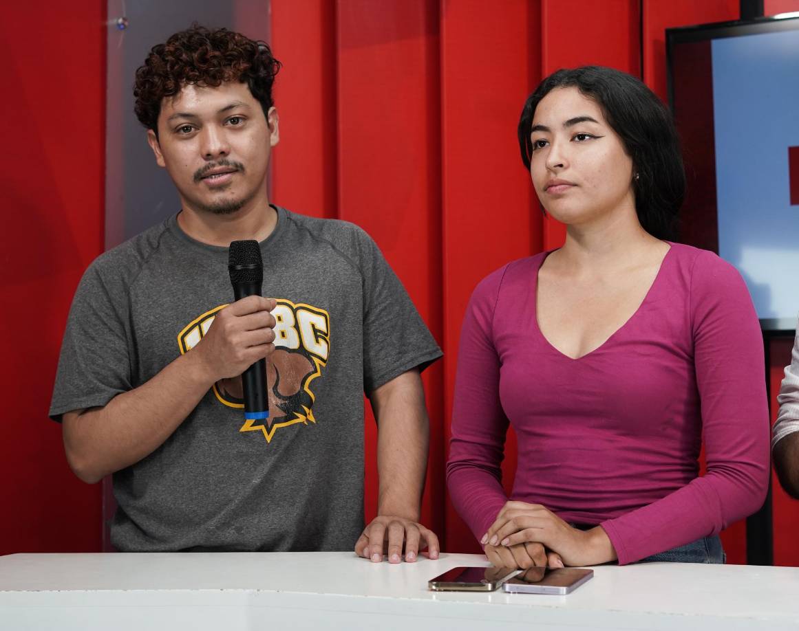 Melvin Suazo, originario de Yuscarán, El Paraiso, relató que él se sumó recientemente al proyecto del mural para embellecer el estadio Morazán, pero que está encantado de sumarse, ya que cuenta con una destacada trayectoria en muralismo. Su técnica maestra es la brocha.