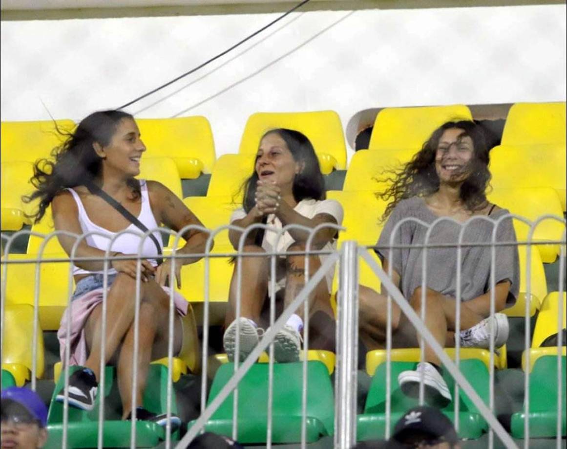Iara, Camila Victoria y María Pía Troglio disfrutaron del partido en las gradas del estadio.