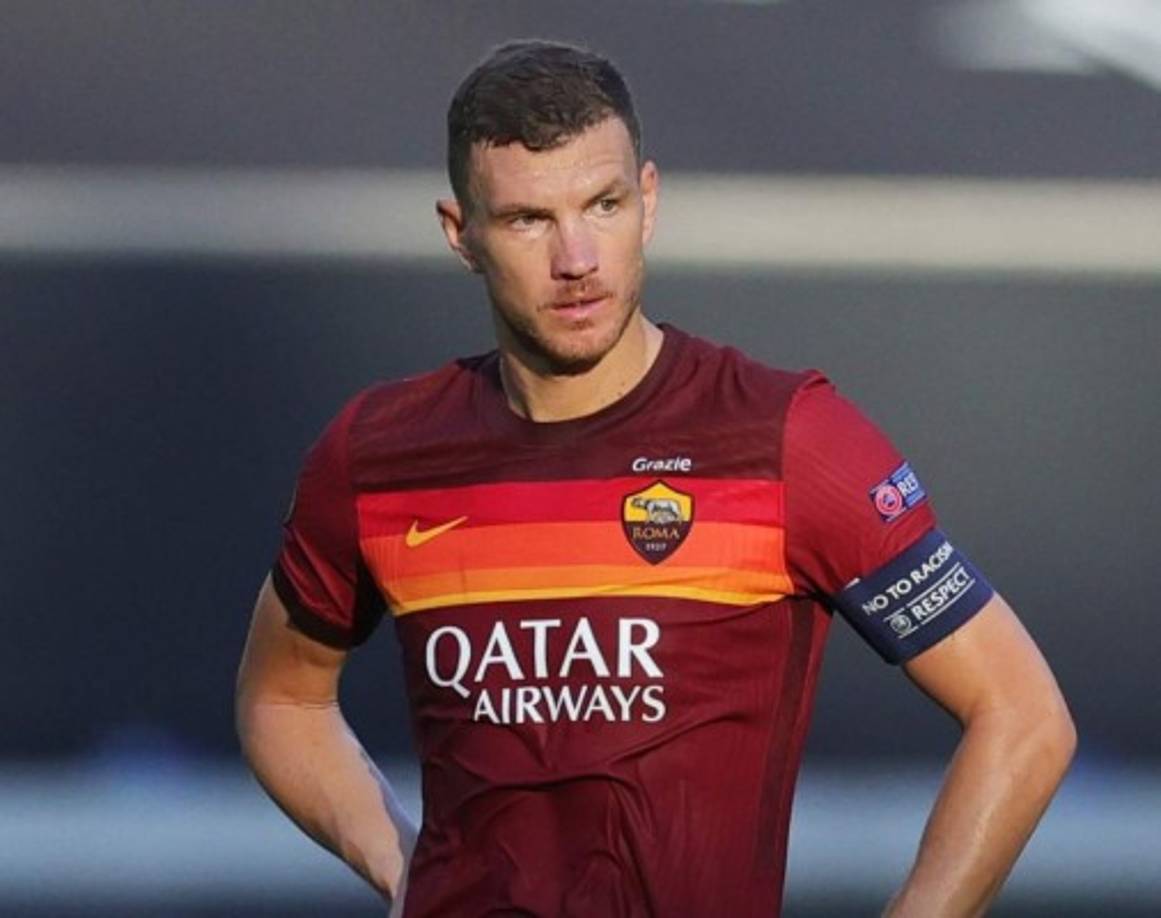 Edin Dzeko deberá decidir entre la Roma y la Juventus. El conjunto romano le dejaría salir y la Juve lo quiere pero será el propio jugador el que decida su destino. Además, según Corriere dello Sport, el delantero polaco del Napoli, Arkadiusz Milik, estaría pendiente del movimiento del bosnio.<br/><br/>En el caso de que Dzeko abandone las filas romanistas, Milik podría aterrizar en Roma, mientras que si no llega a la Juve, la Vechia Signora podría hacerse con los servicios del delantero del Napoli.
