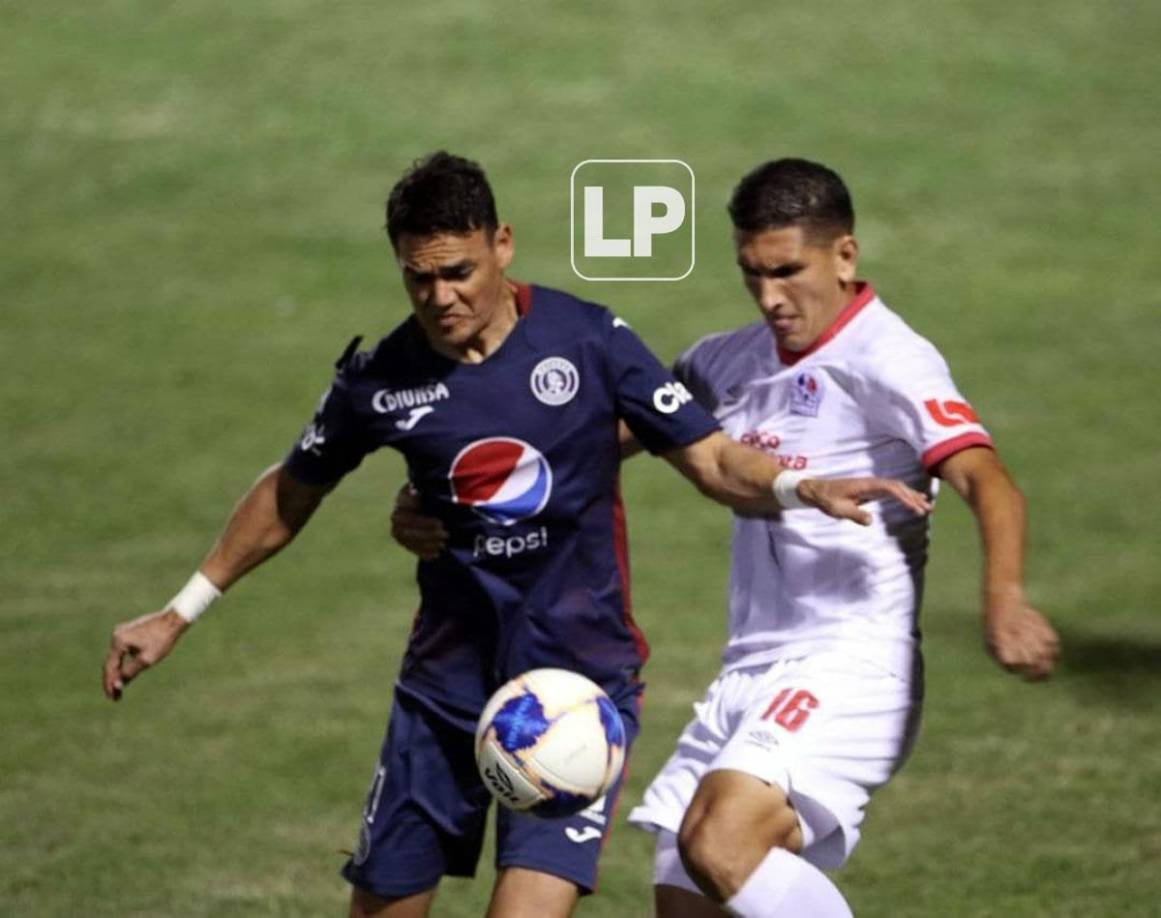 Roberto Moriera no la tuvo fácil con la defensa del Olimpia. Acá lucha por el balón con Johnny Leverón.