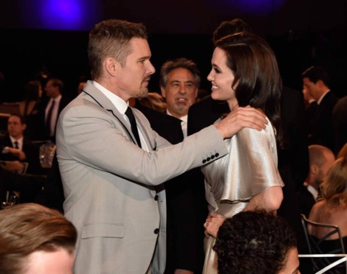 Angelina Jolie acudió al evento por su nonimación como mejor directora por el filme “Unbroken”, vistió un vestido plateado y largo de Versace.