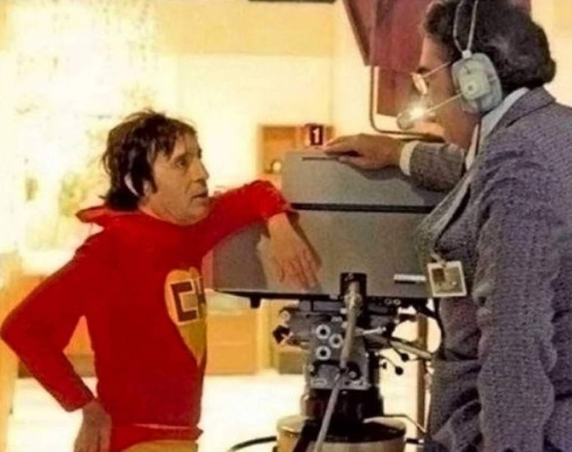 Chespirito supo compaginar las labores de protagonista, director y guionista de manera excelente. Tuvo que estar en todas y cada una de las fases del proceso creativo, siendo el que diseñó los personajes y sus andanzas en el papel, que luego lo pasó a la realidad mediante su dirección y que, incluso, protagonizó de manera espectacular.